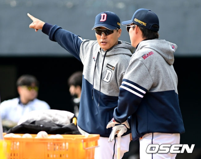 두산 이승엽 감독(왼쪽)과 고영민 코치가 대화를 나누고 있다.