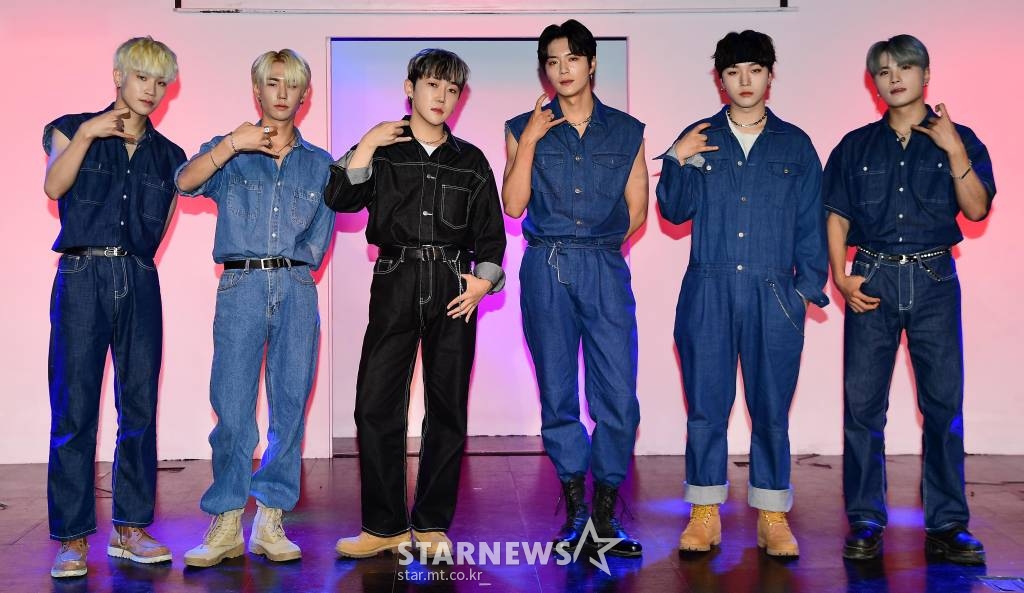그룹 에이블루(ABLUE)가 24일 오후 서울 마포구 윤형빈 소극장에서 진행된 데뷔 앨범 '컬러_더 스타트(Color_the start)' 발매기념 쇼케이스에서 포즈를 취하고 있다. /사진제공=윤소그룹 2022.10.24 /사진=이동훈 기자 photoguy@