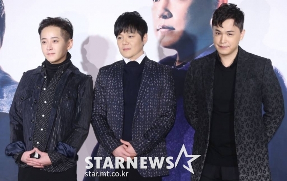 그룹 엠씨 더 맥스가 27일 오후 서울 용산구 한남동 언더스테이지에서 열린 정규 8집 앨범 '파토스' 쇼케이스에서 포즈를 취하고 있다. /사진=이기범 기자 leekb@