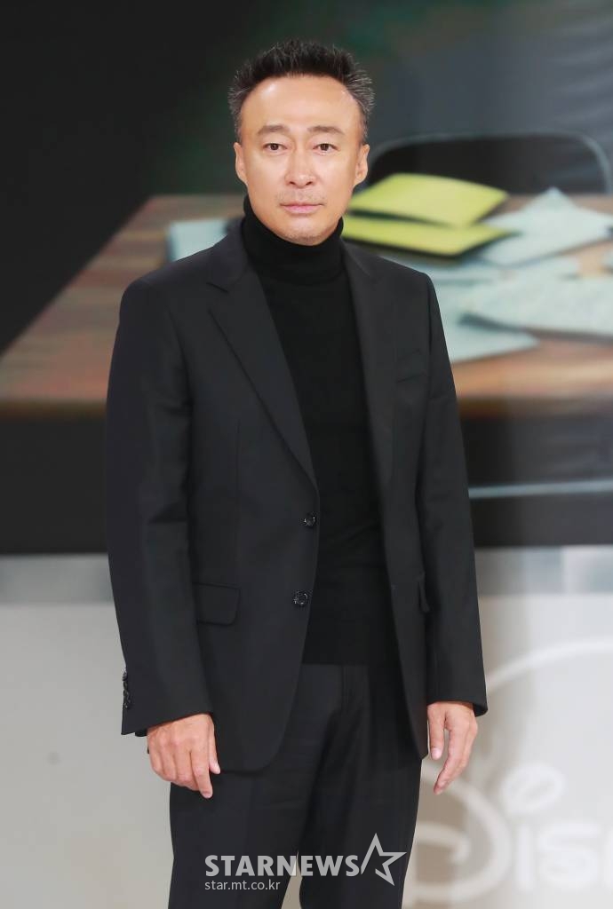 배우 이성민이 25일 오전 서울 강남구 그랜드 인터컨티넨탈 서울 파르나스에서 진행된 디즈니+ '형사록' 제작발표회에 참석해 질문에 답하고 있다. 한 통의 전화와 함께 동료를 죽인 살인 용의자가 된 형사가 정체불명의 협박범 ‘친구’를 잡기 위해 자신의 과거를 쫓는 미스터리 수사극 '형사록'은 오는 26일 공개된다. /2022.10.25 /사진=이동훈 기자 photoguy@