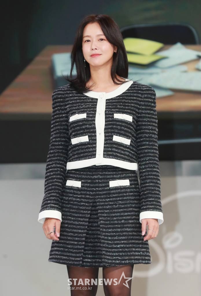 배우 경수진이 25일 오전 서울 강남구 그랜드 인터컨티넨탈 서울 파르나스에서 진행된 디즈니+ '형사록' 제작발표회에 참석해 질문에 답하고 있다. 한 통의 전화와 함께 동료를 죽인 살인 용의자가 된 형사가 정체불명의 협박범 ‘친구’를 잡기 위해 자신의 과거를 쫓는 미스터리 수사극 '형사록'은 오는 26일 공개된다. /2022.10.25 /사진=이동훈 기자 photoguy@
