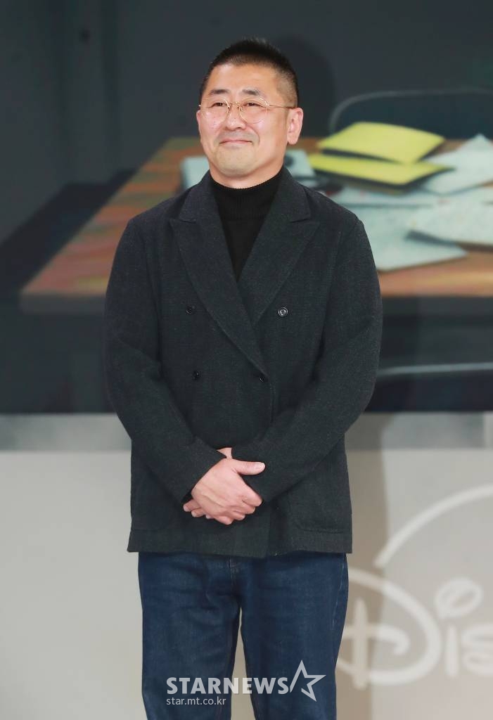 한동화 감독이 25일 오전 서울 강남구 그랜드 인터컨티넨탈 서울 파르나스에서 진행된 디즈니+ '형사록' 제작발표회에 참석해 질문에 답하고 있다. 한 통의 전화와 함께 동료를 죽인 살인 용의자가 된 형사가 정체불명의 협박범 ‘친구’를 잡기 위해 자신의 과거를 쫓는 미스터리 수사극 '형사록'은 오는 26일 공개된다. /2022.10.25 /사진=이동훈 기자 photoguy@