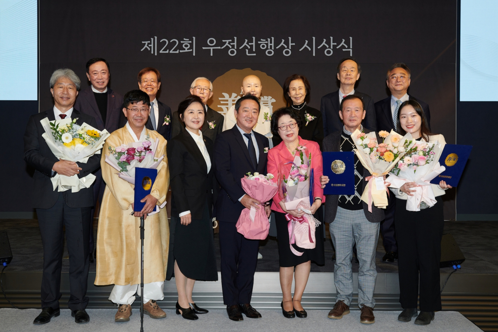 제22회 우정선행상 시상식에 참석한 수상자들 전원이 기념촬영을 하고 있다 (사진 하단 정중앙 이웅열 이사장 하단 정중앙 오른쪽 대상 수상자 최경숙씨)