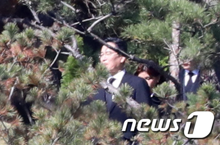 故 이건희 삼성전자 회장의 2주기인 25일 오전 경기 수원시 장안구 소재 선영에서 이재용 삼성전자 부회장이 추도식에 참석하고 있다. /사진제공=뉴스1