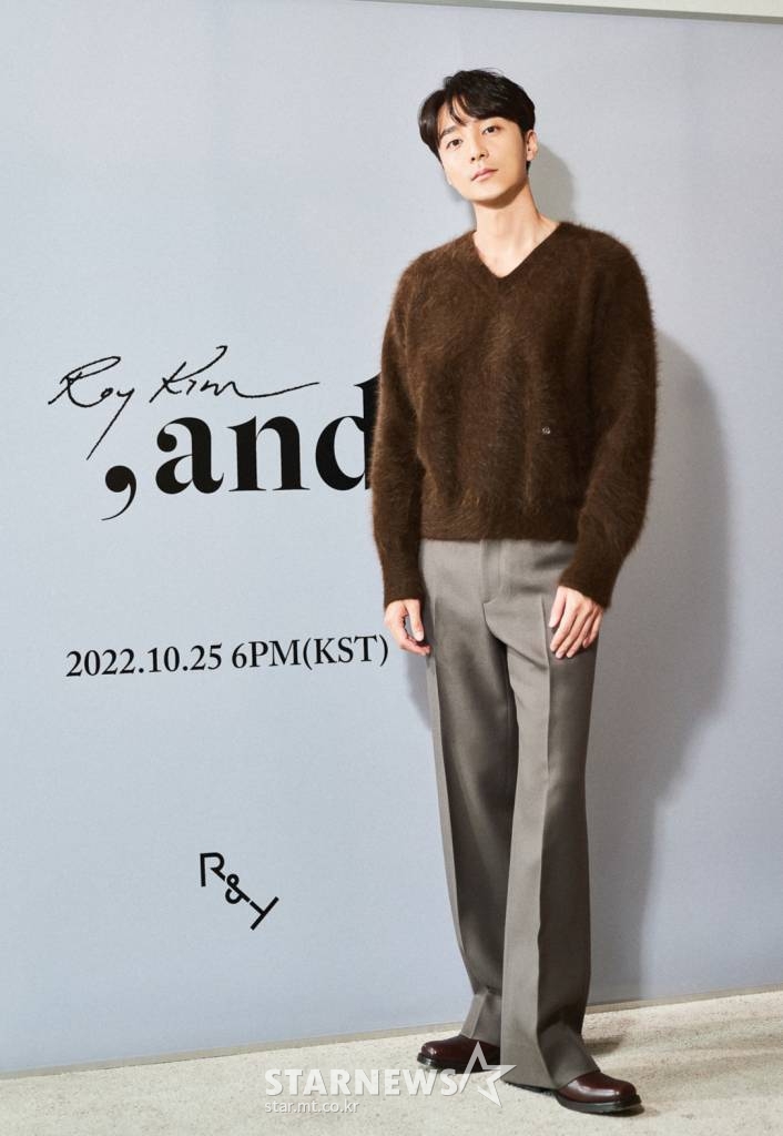 가수 로이킴이 25일 온라인 생중계로 진행된 네 번째 정규앨범 '그리고' 발매기념 기자간담회를 위해 포즈를 취하고 있다. 이번 앨범에는 타이틀곡 '괜찮을 거야'를 비롯해 '그대에게 닿을 때까지', '그때로 돌아가', '어른으로', '그냥 그때', '시간을 믿어봐' 등이 수록됐다. /사진제공=웨이크원 2022.10.25 /사진=이동훈 기자 photoguy@