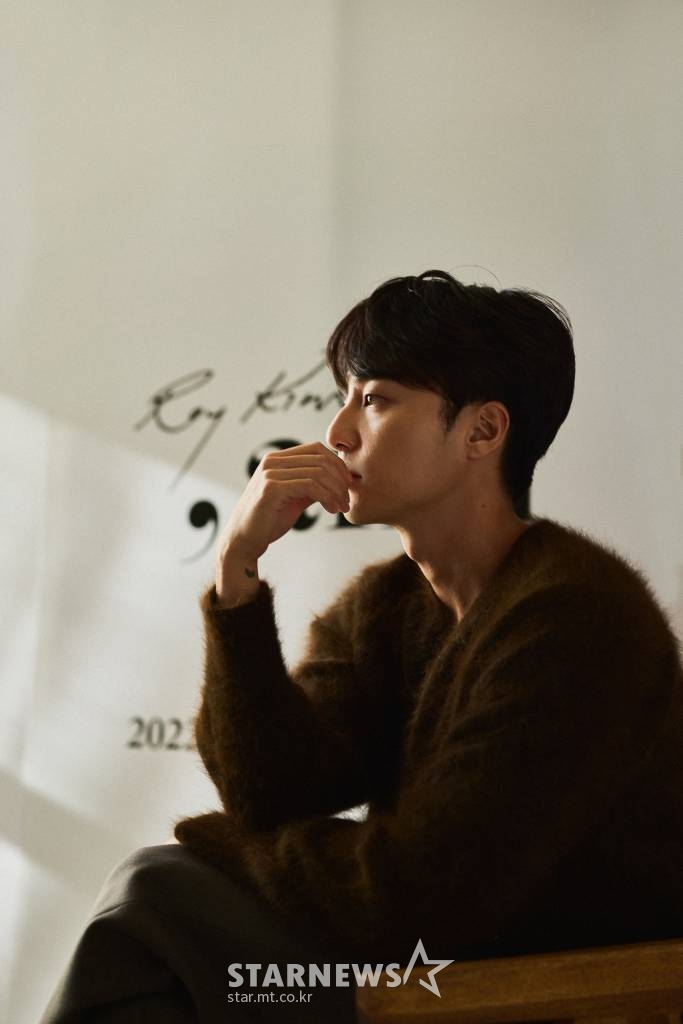 가수 로이킴이 25일 온라인 생중계로 진행된 네 번째 정규앨범 '그리고' 발매기념 기자간담회를 위해 포즈를 취하고 있다. 이번 앨범에는 타이틀곡 '괜찮을 거야'를 비롯해 '그대에게 닿을 때까지', '그때로 돌아가', '어른으로', '그냥 그때', '시간을 믿어봐' 등이 수록됐다. /사진제공=웨이크원 2022.10.25 /사진=이동훈 기자 photoguy@