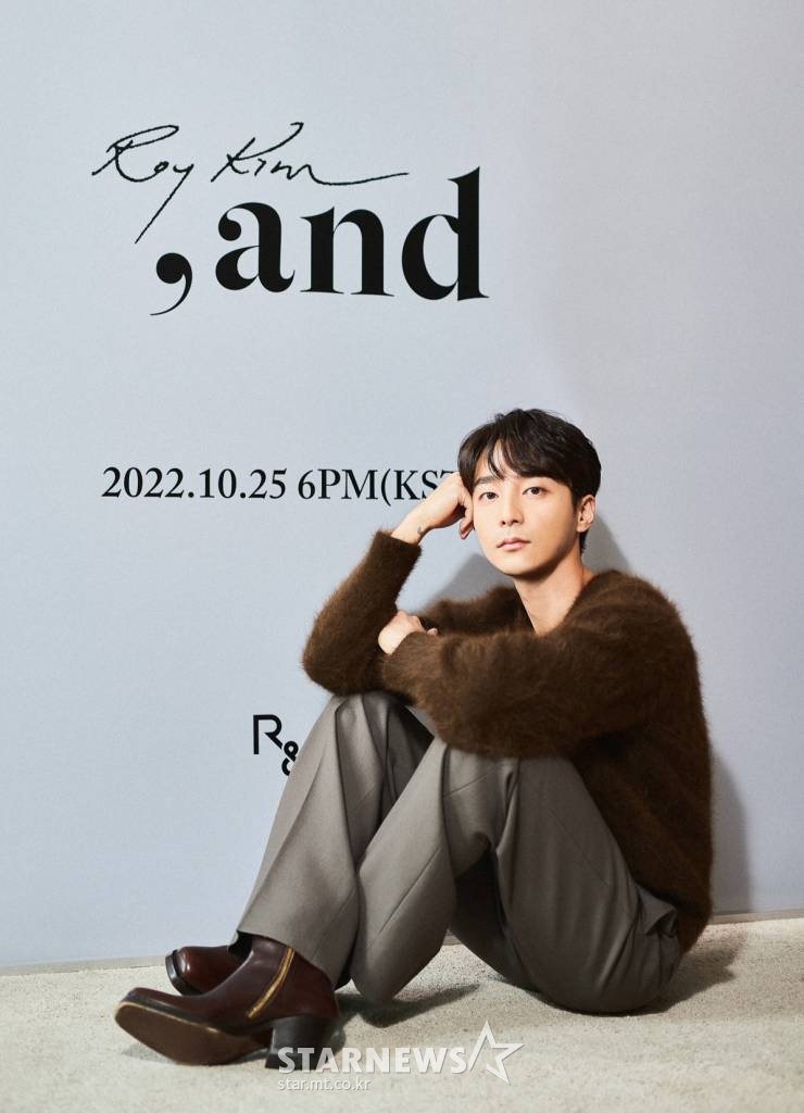 가수 로이킴이 25일 온라인 생중계로 진행된 네 번째 정규앨범 '그리고' 발매기념 기자간담회를 위해 포즈를 취하고 있다. 이번 앨범에는 타이틀곡 '괜찮을 거야'를 비롯해 '그대에게 닿을 때까지', '그때로 돌아가', '어른으로', '그냥 그때', '시간을 믿어봐' 등이 수록됐다. /사진제공=웨이크원 2022.10.25 /사진=이동훈 기자 photoguy@