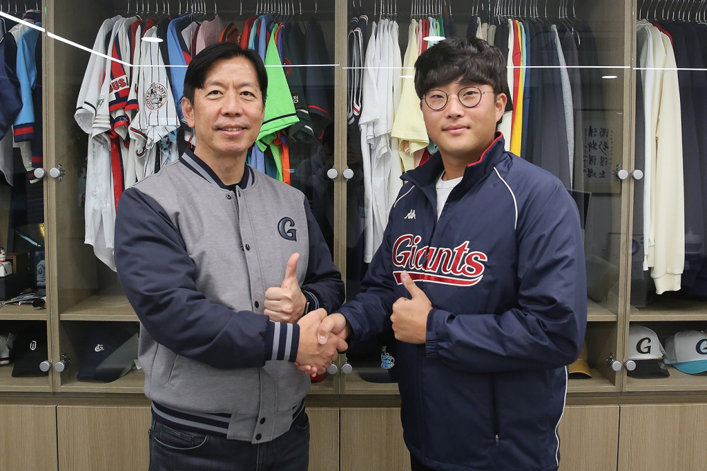 롯데 박세웅(오른쪽)이 이석환 대표이사와 악수하고 있다./사진=롯데 자이언츠
