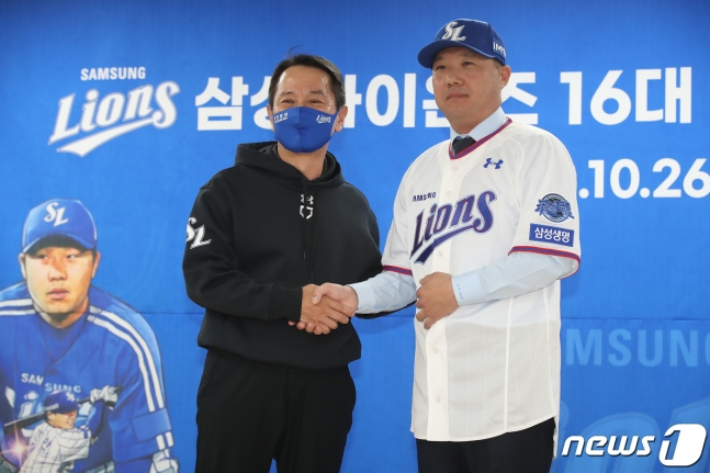 박진만 신임 삼성라이온즈 감독(오른쪽)이 26일 오후 대구삼성라이온즈파크에서 열린 취임식에서 유니폼을 입고 원기찬 대표이사와 악수하고 있다. /사진=뉴스1