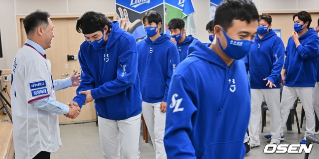 박진만 삼성 감독이 26일 대구삼성라이온즈파크에서 열린 취임식에서 취임사를 마친 뒤 선수단과 인사를 나누고 있다.