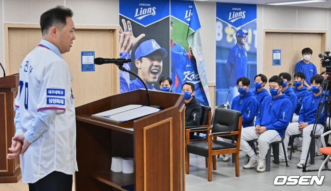 박진만(왼쪽) 삼성 감독이 취임식에서 선수단에 메시지를 전하고 있다.