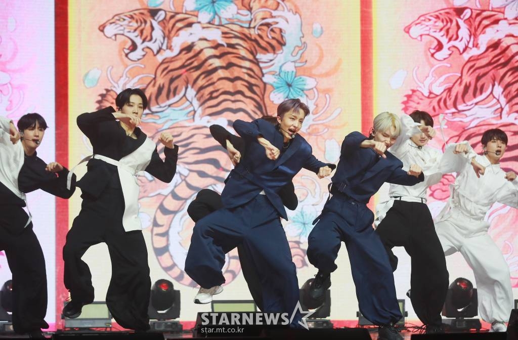 그룹 ATBO가 26일 오후 서울 광진구 예스24라이브홀에서 진행된 두 번째 미니앨범 '더 비기닝: 시작'(The Beginning: 始作) 발매기념 쇼케이스에서 신곡을 선보이고 있다. 이번 앨범에는 타이틀곡 'ATTITUDE'를 비롯해 'Time To GO!', 'MAGIC', 'Boost', 'The Way', 'Good Vibes Only' 등 6곡이 수록됐다. /2022.10.26 /사진=이동훈 기자 photoguy@