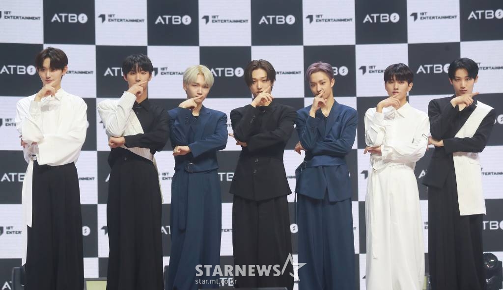 그룹 ATBO가 26일 오후 서울 광진구 예스24라이브홀에서 진행된 두 번째 미니앨범 '더 비기닝: 시작'(The Beginning: 始作) 발매기념 쇼케이스에서 포즈를 취하고 있다. 이번 앨범에는 타이틀곡 'ATTITUDE'를 비롯해 'Time To GO!', 'MAGIC', 'Boost', 'The Way', 'Good Vibes Only' 등 6곡이 수록됐다. /2022.10.26 /사진=이동훈 기자 photoguy@