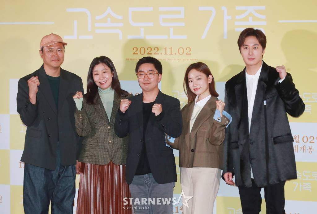배우 백현진, 라미란, 이상문 감독, 배우 김슬기, 정일우가 26일 오후 서울 CGV용산아이파크몰에서 진행된 영화 '고속도로 가족'(감독 이상문) 언론시사회에 참석해 포즈를 취하고 있다. 인생은 놀이, 삶은 여행처럼 고속도로 휴게소에서 살아가는 한 가족이 우연히 한 부부를 만나면서 예기치 못한 사건을 겪게 되는 이야기를 그린 '고속도로 가족'은 11월 2일 개봉한다. /2022.10.26 /사진=이동훈 기자 photoguy@