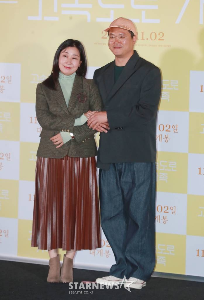 배우 라미란, 백현진이 26일 오후 서울 CGV용산아이파크몰에서 진행된 영화 '고속도로 가족'(감독 이상문) 언론시사회에 참석해 포즈를 취하고 있다. 인생은 놀이, 삶은 여행처럼 고속도로 휴게소에서 살아가는 한 가족이 우연히 한 부부를 만나면서 예기치 못한 사건을 겪게 되는 이야기를 그린 '고속도로 가족'은 11월 2일 개봉한다. /2022.10.26 /사진=이동훈 기자 photoguy@
