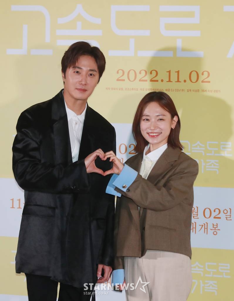 배우 정일우, 김슬기가 26일 오후 서울 CGV용산아이파크몰에서 진행된 영화 '고속도로 가족'(감독 이상문) 언론시사회에 참석해 포즈를 취하고 있다. 인생은 놀이, 삶은 여행처럼 고속도로 휴게소에서 살아가는 한 가족이 우연히 한 부부를 만나면서 예기치 못한 사건을 겪게 되는 이야기를 그린 '고속도로 가족'은 11월 2일 개봉한다. /2022.10.26 /사진=이동훈 기자 photoguy@