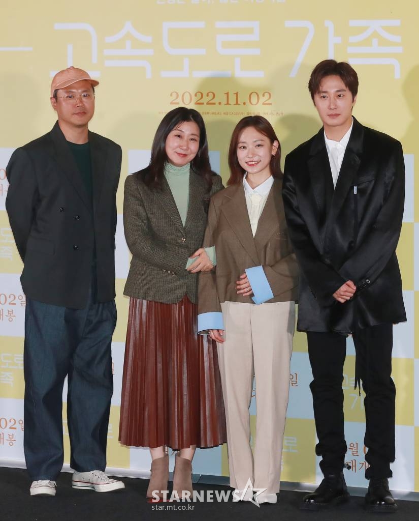 배우 백현진, 라미란, 김슬기, 정일우가 26일 오후 서울 CGV용산아이파크몰에서 진행된 영화 '고속도로 가족'(감독 이상문) 언론시사회에 참석해 포즈를 취하고 있다. 인생은 놀이, 삶은 여행처럼 고속도로 휴게소에서 살아가는 한 가족이 우연히 한 부부를 만나면서 예기치 못한 사건을 겪게 되는 이야기를 그린 '고속도로 가족'은 11월 2일 개봉한다. /2022.10.26 /사진=이동훈 기자 photoguy@
