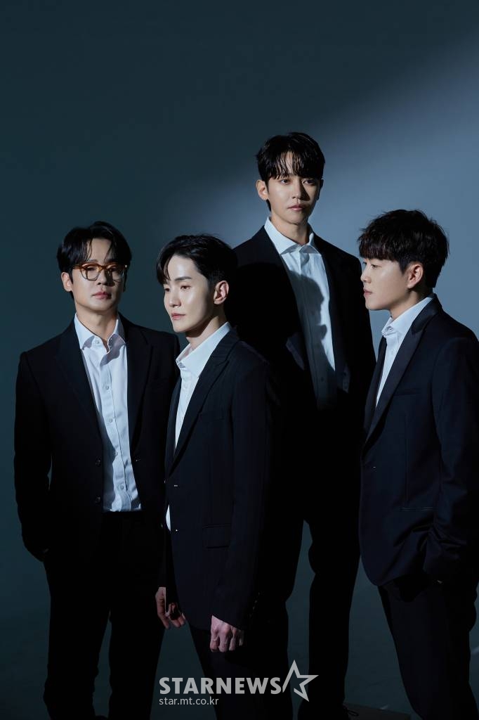 20주년을 맞은 그룹 노을이 27일 오전 새 미니앨범 '스물' 발매를 앞두고 진행된 라운드 인터뷰를 위해 포즈를 취하고 있다. 이번 앨범에는 타이틀곡 '우리가 남이 된다면'을 비롯해 '스물', '아직 널 사랑해', '너와 바다', '미완성', 'It's Okay' 등 6곡이 수록됐다. /사진제공=씨제스엔터테인먼트 2022.10.27 /사진=이동훈 기자 photoguy@