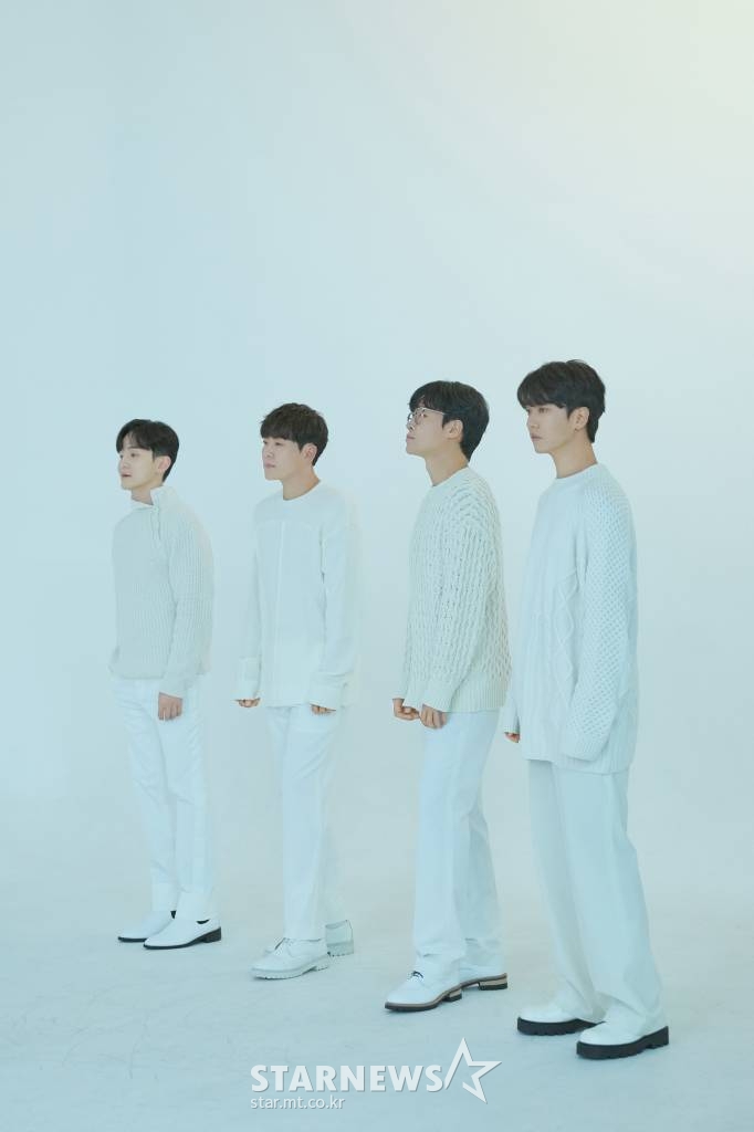 20주년을 맞은 그룹 노을이 27일 오전 새 미니앨범 '스물' 발매를 앞두고 진행된 라운드 인터뷰를 위해 포즈를 취하고 있다. 이번 앨범에는 타이틀곡 '우리가 남이 된다면'을 비롯해 '스물', '아직 널 사랑해', '너와 바다', '미완성', 'It's Okay' 등 6곡이 수록됐다. /사진제공=씨제스엔터테인먼트 2022.10.27 /사진=이동훈 기자 photoguy@
