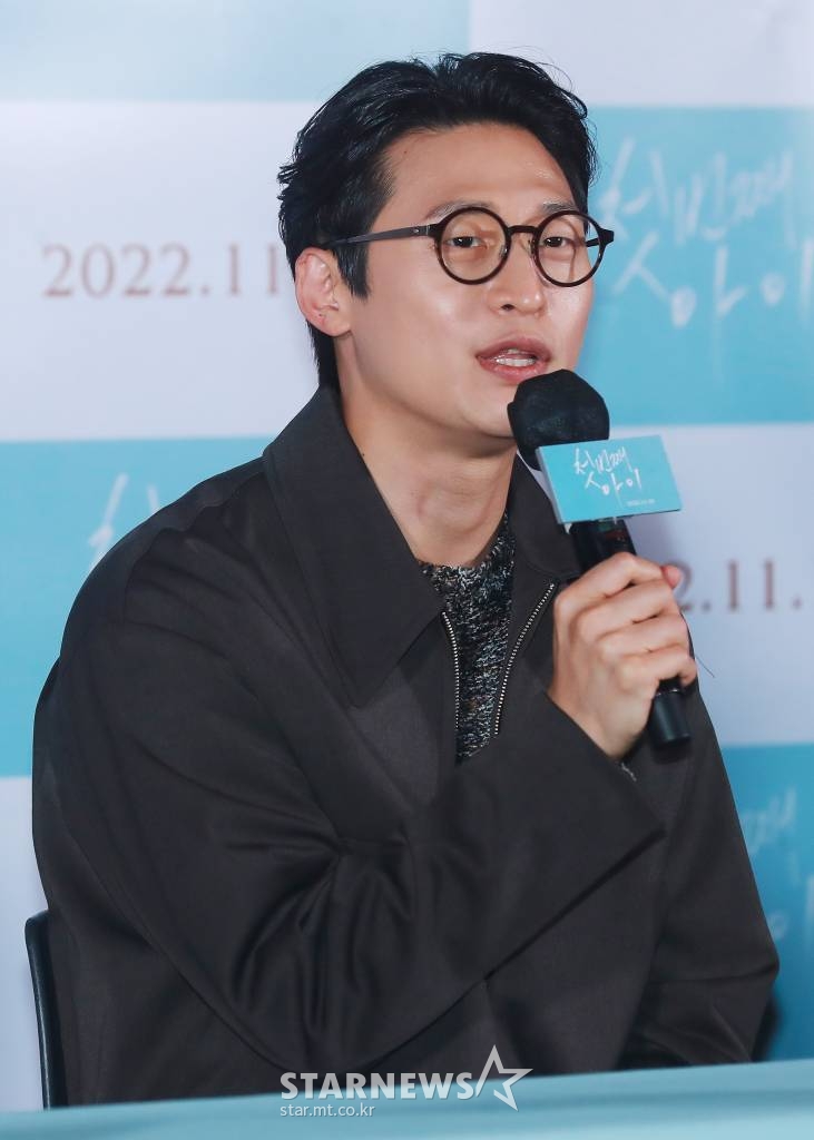 배우 오동민이 27일 오후 서울 CGV용산아이파크몰에서 진행된 영화 '첫번째 아이'(감독 허정재) 언론시사회에 참석해 질문에 답하고 있다. 육아휴직 후 복직한 여성이 직장과 가정에서 겪는 무수한 딜레마를 그린 여성 영화 '첫번째 아이'는 11월 10일 개봉한다. /2022.10.27 /사진=이동훈 기자 photoguy@