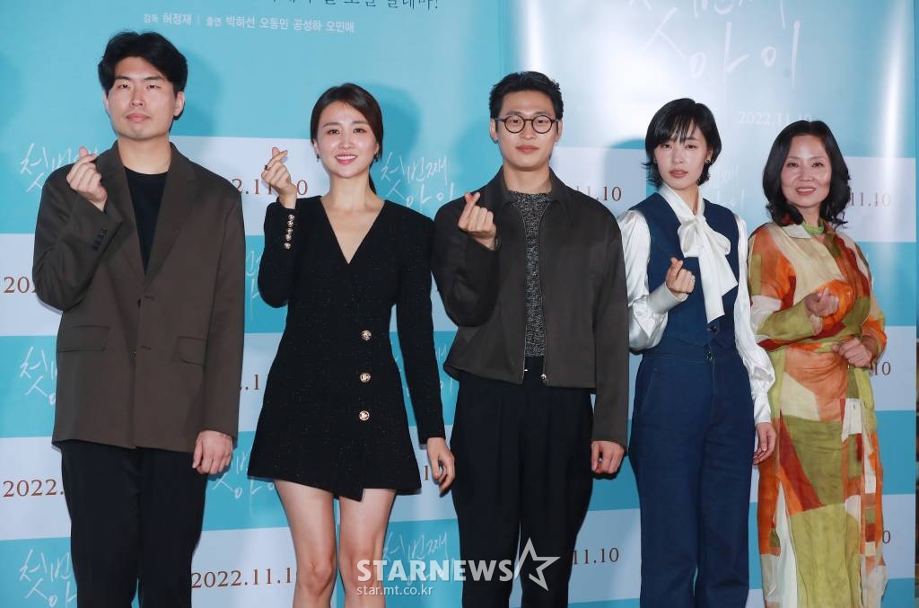 허정재 감독, 배우 박하선, 오동민, 공성하, 오민애가 27일 오후 서울 CGV용산아이파크몰에서 진행된 영화 '첫번째 아이'(감독 허정재) 언론시사회에 참석해 포즈를 취하고 있다. 육아휴직 후 복직한 여성이 직장과 가정에서 겪는 무수한 딜레마를 그린 여성 영화 '첫번째 아이'는 11월 10일 개봉한다. /2022.10.27 /사진=이동훈 기자 photoguy@