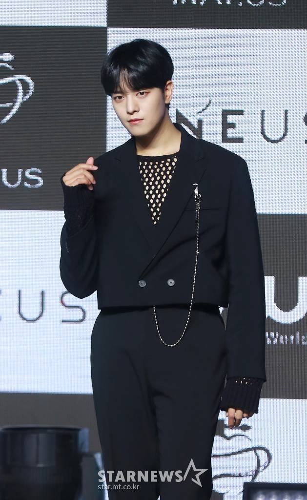 그룹 원어스(ONEUS) 레이븐이 5일 오후 서울 광운대학교 동해문화예술관에서 진행된 미니 8집 '말루스'(MALUS) 발매기념 쇼케이스에서 포즈를 취하고 있다. /2022.09.05 /사진=이동훈 기자 photoguy@