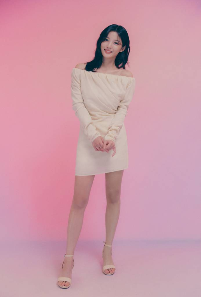 넷플릭스 '20세기 소녀'의 주연배우 김유정이 25일 진행된 인터뷰를 위해 포즈를 취하고 있다. '20세기 소녀'는 어느 겨울 도착한 비디오 테이프에 담긴 1999년의 기억, 17세 소녀 '보라'가 절친 '연두'의 첫사랑을 이루어주기 위해 사랑의 큐피트를 자처하며 벌어지는 첫사랑 관찰 로맨스다. /사진제공=넷플릭스 2022.10.25 /사진=이동훈 기자 photoguy@