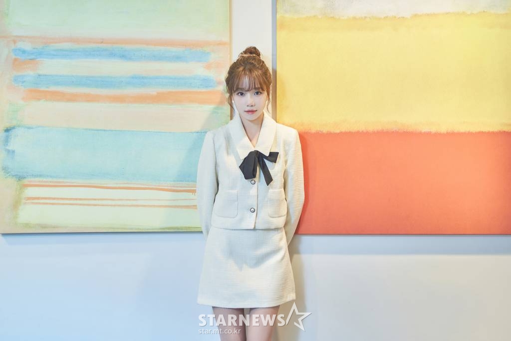 가수 조유리가 두 번째 싱글 '오프스 넘버 22 와이 왈츠 : 인 마이너'(Op.22 Y-Waltz : in Minor) 발매를 앞두고 진행된 인터뷰를 위해 포즈를 취하고 있다. /사진제공=웨이크원 2022.10.24 /사진=이동훈 기자 photoguy@