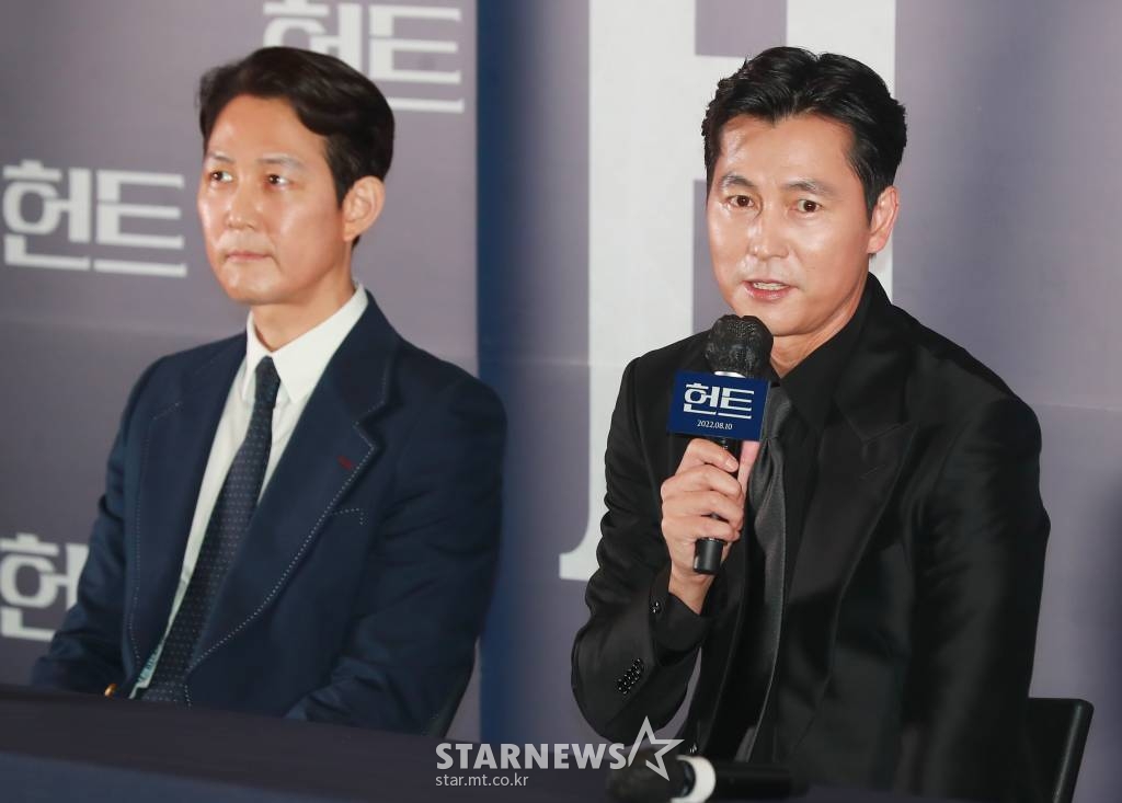 배우 정우성이 27일 오후 서울 강남구 메가박스 코엑스점에서 진행된 영화 '헌트'(감독 이정재) 언론시사회에 참석해 질문에 답하고 있다. 조직 내 숨어든 스파이를 색출하기 위해 서로를 의심하는 안기부 요원 박평호와 김정도의 이야기를 그린 영화 '헌트'는 8월 10일 개봉한다. /2022.07.27 /사진=이동훈 기자 photoguy@