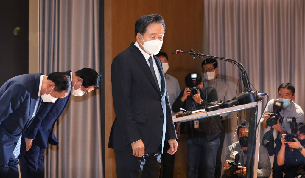 SPC그룹 허영인(가운데) 회장을 비롯한 계열사 대표자들이 최근 계열사 SPL 제빵공장 사망사고와 관련, 대국민 사과 기자회견을 하고 있는 모습./사진제공=뉴시스.