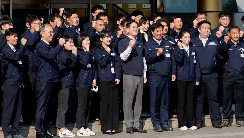 취임 첫 행보로 광주의 상생 협력 현장을 찾은 삼성그룹 이재용 회장이 28일 광주 광산구 장록동 디케이 협력업체에서 직원들과 기념사진을 찍고 있다./사진제공=뉴시스