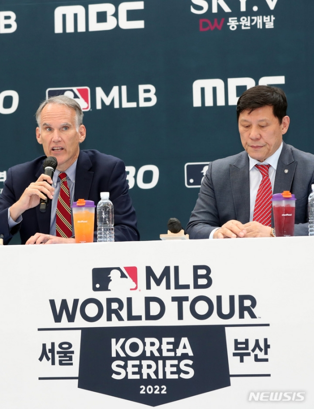 허구연 KBO 총재와 짐스몰 MLB 부사장이 '2022 MLB 월드투어 : 코리아 시리즈' 공식 기자회견이 열린 9월 19일 오후 부산 연제구 부산시청에서 대회 일정과 양 팀 선수단 구성 등에 대해 설명하고 있다. /사진=뉴시스
