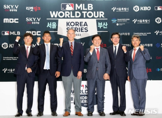 지난 9월 19일 열린 '2022 MLB 월드투어 : 코리아 시리즈' 공식 기자회견에서 짐 스몰 MLB 수석부사장(왼쪽 3번째)과 허구연 KBO 총재(오른쪽 3번째) 등이 대회 일정과 양팀 선수단 구성 등에 대해 설명한 뒤 기념촬영을 하고 있다. /사진=뉴시스