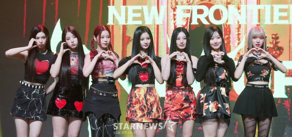 JYP엔터테인먼트 신인 걸그룹 엔믹스(NMIXX)가 19일 오후 서울 광진구 예스24 라이브홀에서 진행된 두 번째 싱글 'ENTWURF'(엔트워프) 발매기념 쇼케이스에 참석해 포즈를 취하고 있다. 이번 앨범은 타이틀곡 'DICE'(다이스)를 비롯해 수록곡 'COOL (Your rainbow)'(쿨 (유어 레인보우))와 두 곡의 인스트루멘털 음원까지 총 네 곡이 수록됐다. 2022.09.19 /사진=김창현 기자 chmt@