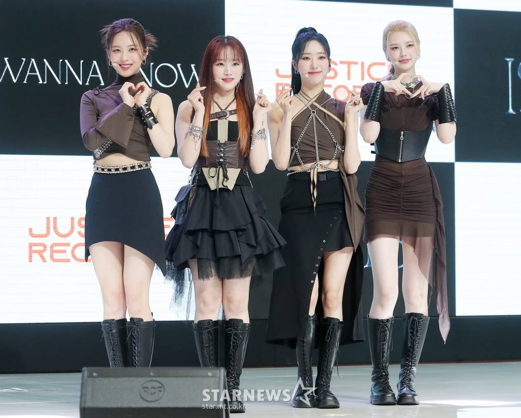 걸그룹 아이리스(IRRIS)가 6일 오전 서울 중구 크레스트72에서 진행된 첫 번째 미니앨범 '워너 노(WANNA KNOW )' 발매기념 쇼케이스에 참석해 포즈를 취하고 있다. '워너 노'는 아이리스가 음악을 통해 영혼과 연결, 자유와 해방을 의미하는 심벌을 바탕으로 무한한 빛을 뿜어내겠다는 포부를 담은 앨범이다. 2022.07.06 /사진=김창현 기자 chmt@