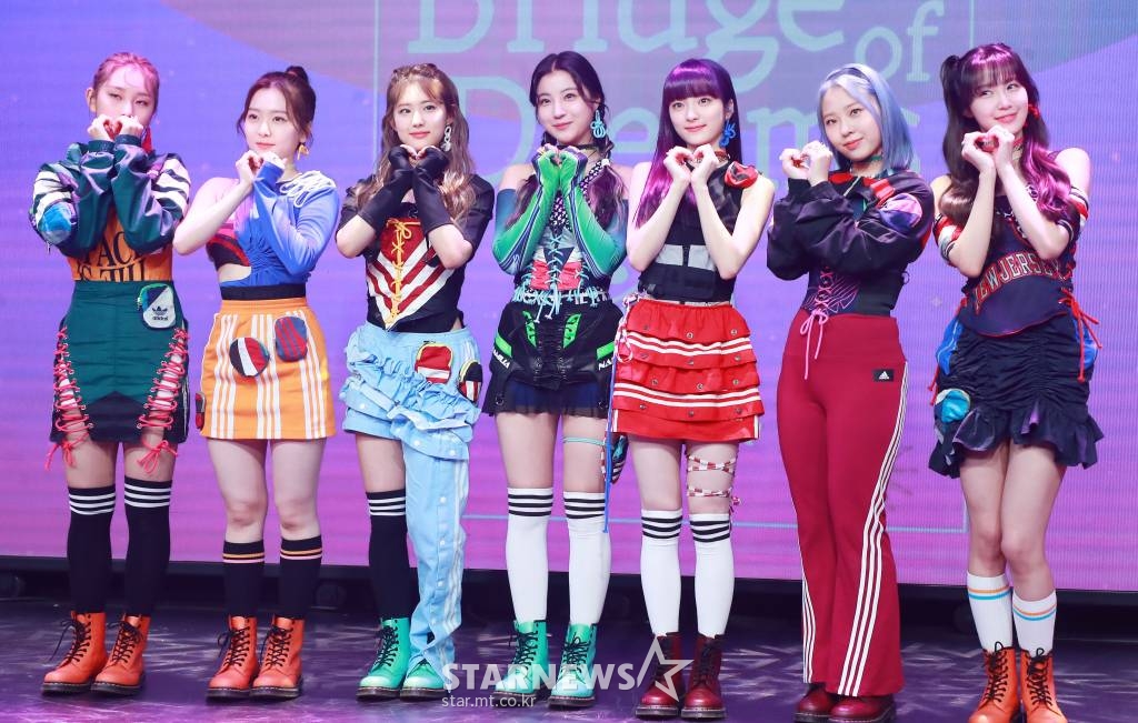 걸그룹 아이칠린(ICHILLIN')이 27일 오전 서울 마포구 구름아래소극장에서 진행된 첫 번째 미니 앨범 '브리지 오브 드림스'(Bridge iof Dreams) 발매기념 쇼케이스에서 포즈를 취하고 있다. 이번 앨범에는 타이틀 곡 ‘꼭꼭 숨어라'를 비롯해 ‘라 루나’, ‘1+1’(약속해줘요), '갓챠'(GOT’YA), ‘프레시’와 반주 트랙 2곡을 포함한 총 7곡이 수록됐다. /2022.04.27 /사진=이동훈 기자 photoguy@