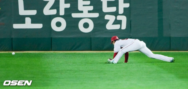 SSG 최지훈이 미끄러지며 타구를 빠뜨렸다.