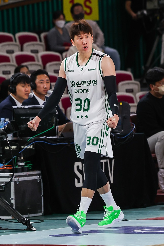 DB 두경민이 1일 오후 7시 창원체육관에서 열린 2022~2023 SKT 에이닷 프로농구 창원 LG와 원정경기에서 득점을 성공시킨 후 기뻐하고 있다. /사진=KBL 제공