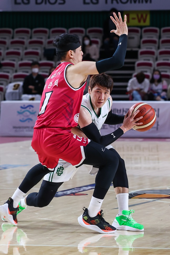 LG 이관희(왼쪽)와 DB 두경민이 1일 오후 7시 창원체육관에서 열린 2022~2023 SKT 에이닷 프로농구 경기에서 경합을 벌이고 있다. /사진=KBL 제공