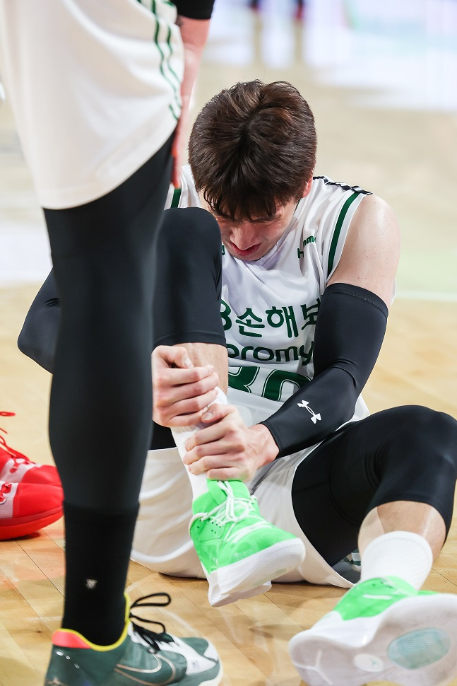 DB 두경민이 1일 창원체육관에서 열린 2022~2023 SKT 에이닷 프로농구 창원 LG와 원정경기에서 4쿼터 발목을 다쳐 고통을 호소하고 있다. /사진=KBL 제공