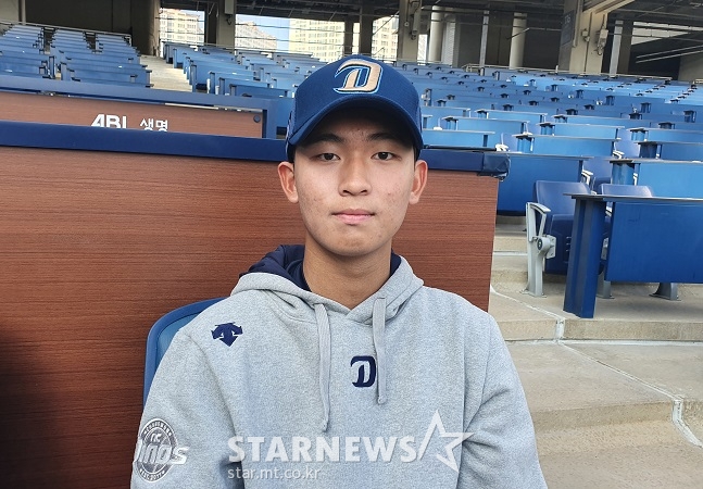 신영우가 2일 창원NC파크에서 열린 NC의 청백전 경기가 끝난 후 인터뷰를 하고 있다. /사진=양정웅 기자