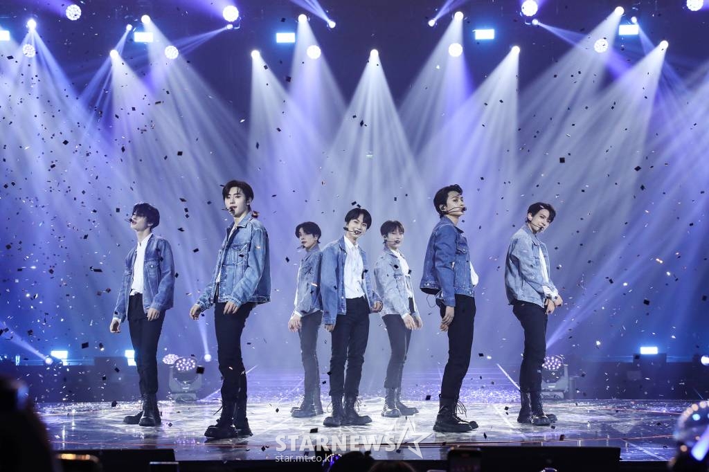 그룹 엔하이픈이 18일 서울 방이동 올림픽공원 SK올림픽핸드볼경기장에서 진행된 데뷔 첫 월드투어 '매니페스토'( MANIFESTO)에서 멋진 무대를 선보이고 있다. /사진제공=빌리프랩 2022.09.18 /사진=이동훈 기자 photoguy@