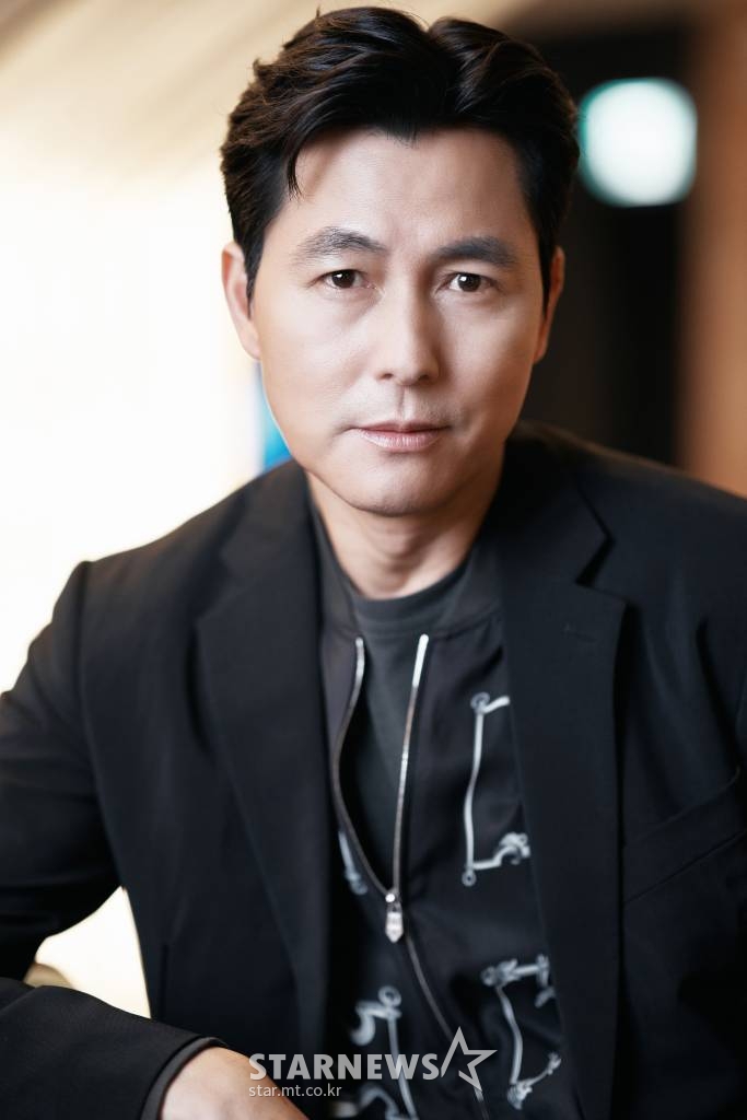 배우 정우성이 3일 오전 서울 종로구 삼청동의 한 카페에서 진행된 영화 '헌트' 개봉 관련 인터뷰를 위해 포즈를 취하고 있다. 정우성은 극 중 조직 내 스파이를 색출하라는 상부의 지시를 받고 거침없는 추적을 이어가며 실체에 다가서는 안기부 요원 김정도 역할을 맡았다. '헌트'는 조직 내 숨어든 스파이를 색출하기 위해 서로를 의심하는 안기부 요원 '박평호'(이정재 분)와 '김정도'가 '대한민국 1호 암살 작전'이라는 거대한 사건과 직면하며 펼쳐지는 첩보 액션 드라마. 오는 10일 개봉. / 사진제공 = 메가박스중앙(주)플러스엠 /사진=김창현 기자 chmt@