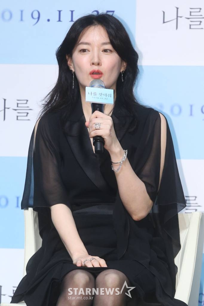 배우 이영애가 4일 오전 서울 강남구 신사동 CGV압구정에서 열린 영화 '나를 찾아줘' 제작발표회에 참석해 취재진의 질문에 답하고 있다.6년 전 실종된 아들을 봤다는 연락을 받은 정연(이영애)이 낯선 곳으로 아이를 찾아 나서며 시작되는 스릴러 '나를 찾아줘'는 오는 27일 개봉 예정이다. /사진=강민석 기자 msphoto94@