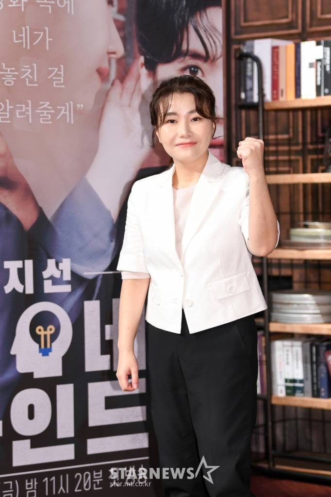 박지선 교수가 30일 오전 온라인 생중계로 진행된 SBS 예능 '지선씨네마인드' 기자간담회에 참석해 포즈를 취하고 있다. 영화에 등장하는 인물, 사건을 범죄심리학적으로 분석하고 현실로 확장해보는 국내 최초 무비 프로파일링 토크쇼 '지선씨네마인드'는 오늘(30일) 첫 방송된다. /사진제공=SBS 2022.09.30 /사진=이동훈 기자 photoguy@