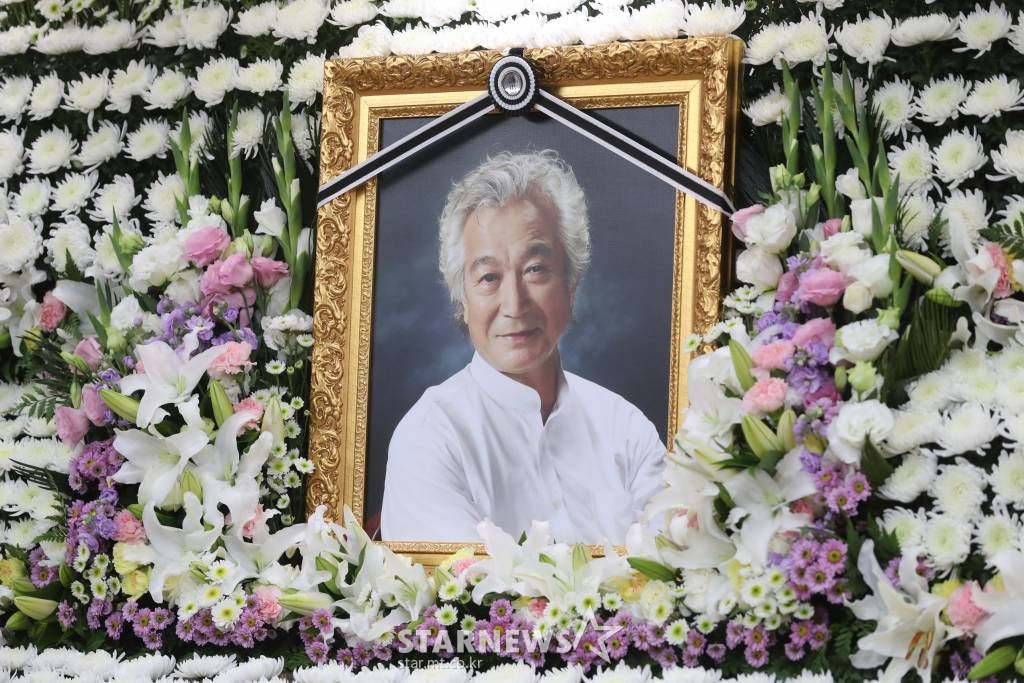 2018년 11월 4일 오전 송파구 풍납동 서울아산병원 장례식장에 폐암으로 별세한 배우 신성일의 빈소가 마련돼있다. /사진=사진공동취재단
