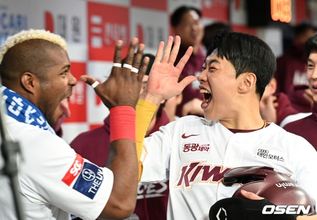 키움 야시엘 푸이그(왼쪽)가 5일 서울 고척스카이돔에서 열린 SSG와 2022 신한은행 SOL KBO리그 포스트시즌 한국시리즈 4차전에서 송성문과 기쁨을 나누고 있다.