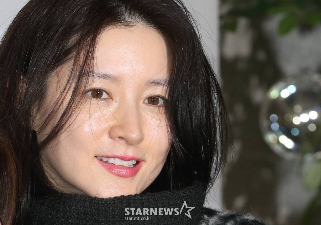 배우 이영애가 9일 오후 서울 강남구 청담동 한 커피숍에서 열린 메이크업 아티스트 김청경 신간 출판기념회에 참석해 행사장으로 들어서고 있다. /사진=이동훈 기자 photoguy@