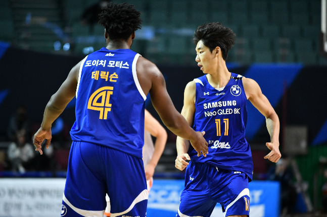 서울 삼성 이원석(오른쪽)이 4일 잠실실내체유관에서 열린 고양 캐롯전에서 득점에 성공한 뒤 데릭슨과 함께 기뻐하고 있다. /사진=KBL