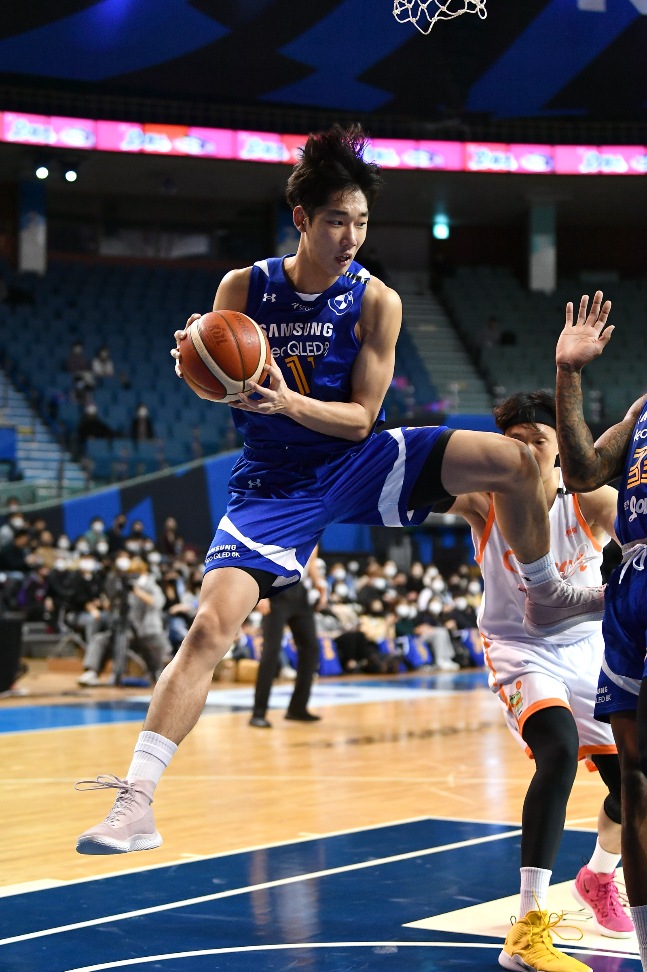 4일 열린 고양 캐롯과의 홈경기에서 리바운드를 잡아내고 있는 서울 삼성 이원석. /사진=KBL
